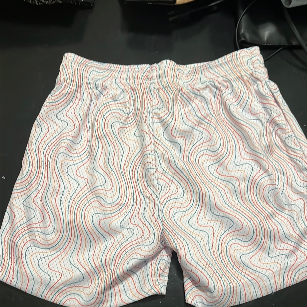 Vibrant Wavy Pattern Shorts - Picture 2 of 7